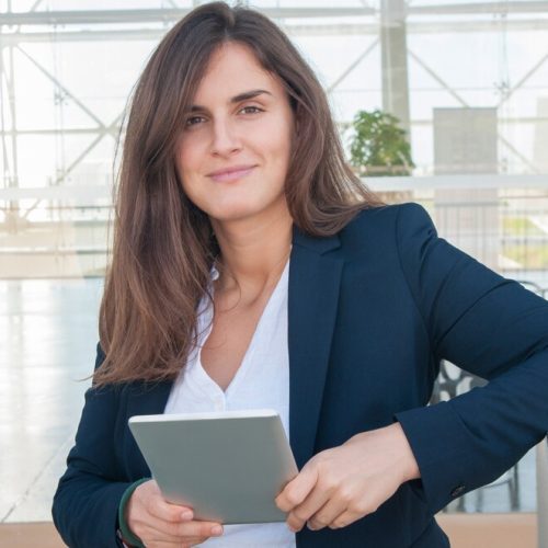 mujer-oficina-mirando-camara-sosteniendo-tableta-manos_1262-20488